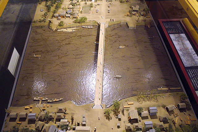 荒川（現隅田川）にかかる千住大橋の模型